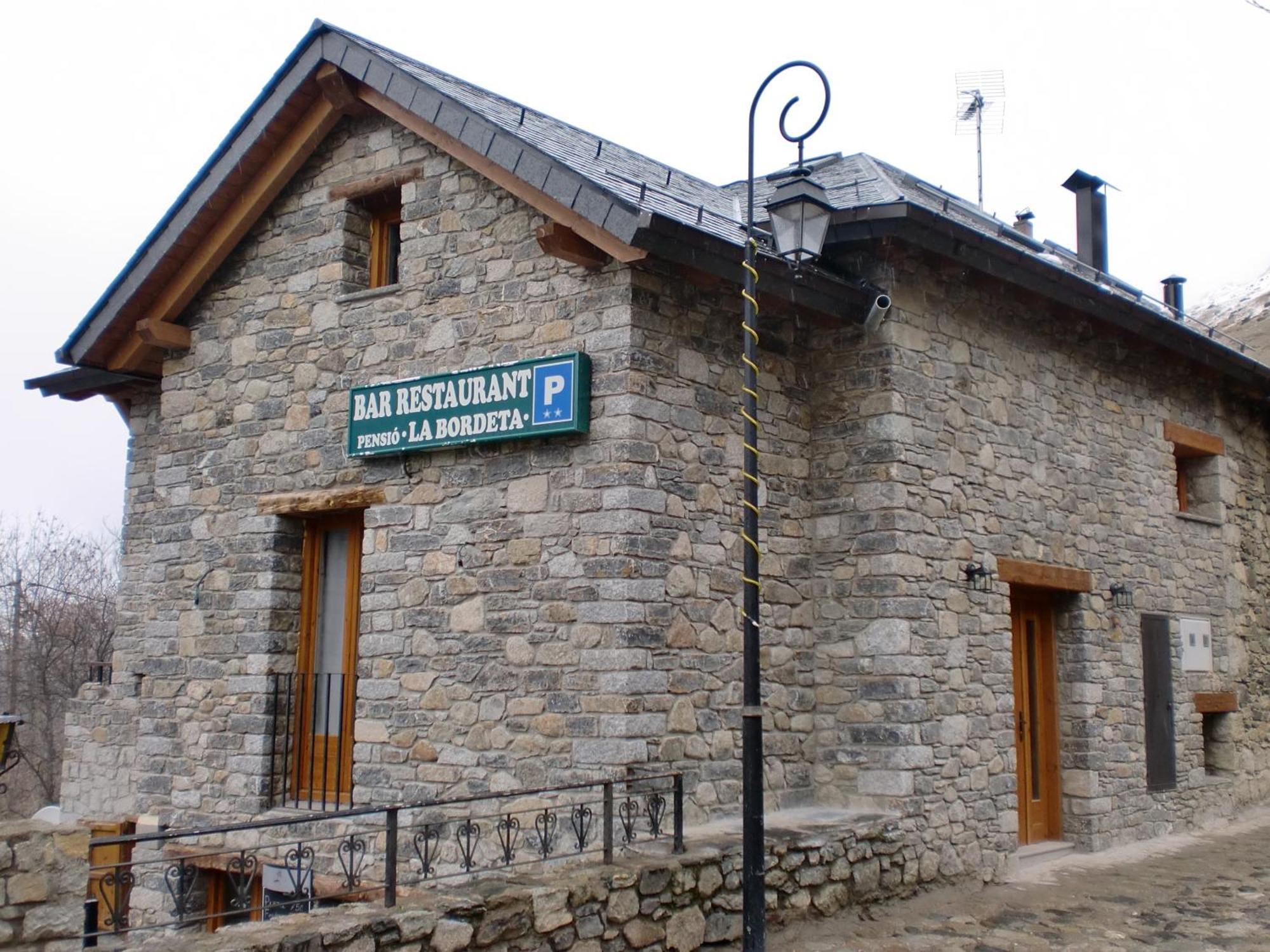 Estación Pensio I Apartaments La Bordeta מראה חיצוני תמונה