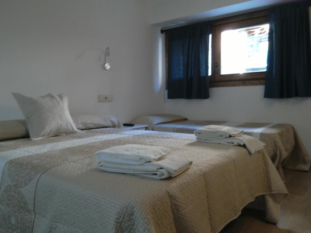 Estación Pensio I Apartaments La Bordeta מראה חיצוני תמונה